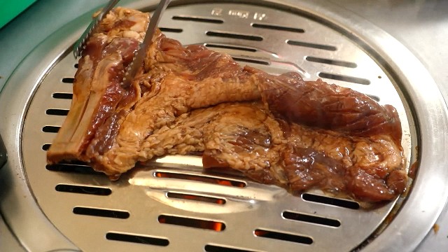 韓国のテジカルビ（骨付き豚カルビ）